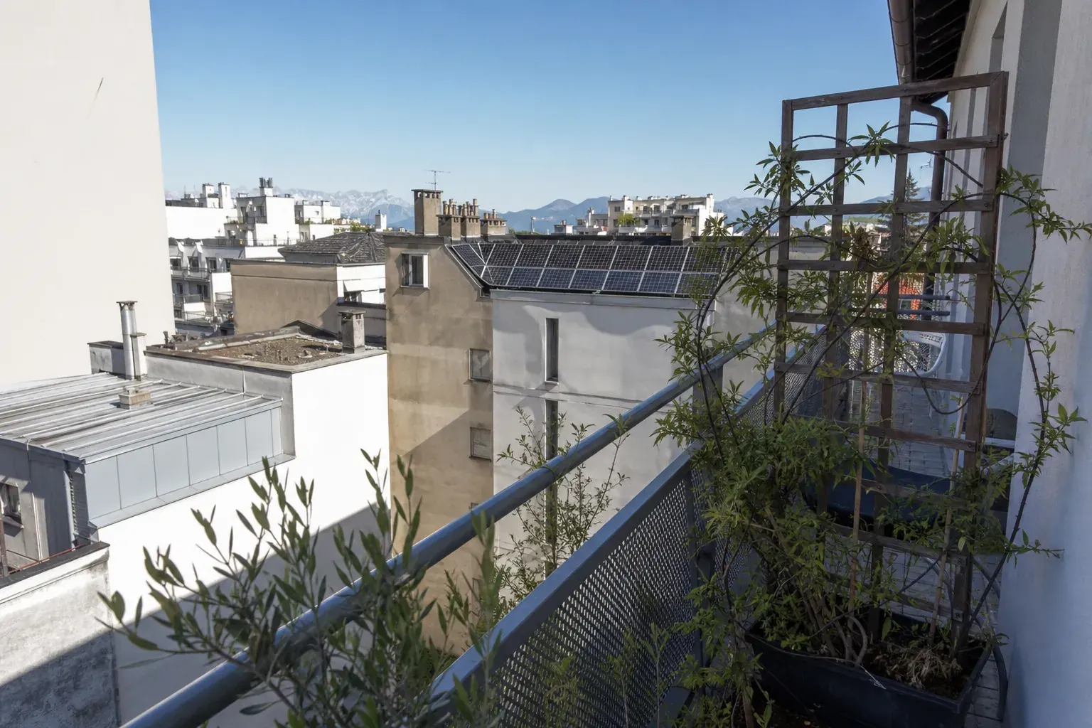 Façade d’immeuble résidentiel avec balcons, logements en location