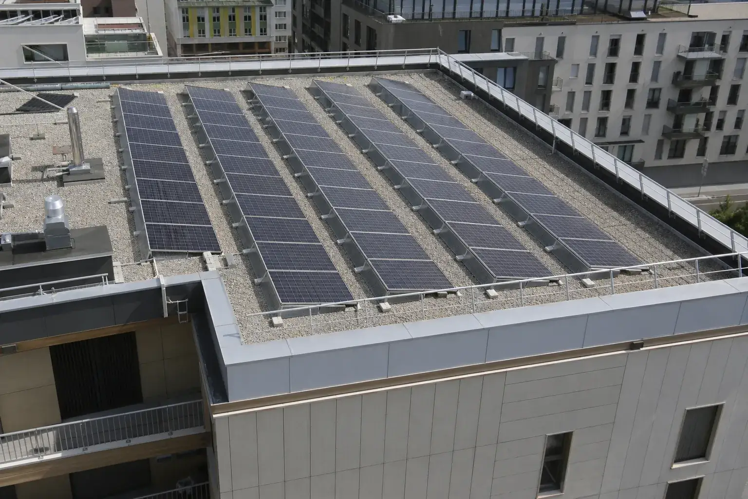 Toit-terrasse niçois équipé de panneaux solaires, vue en fin de journée