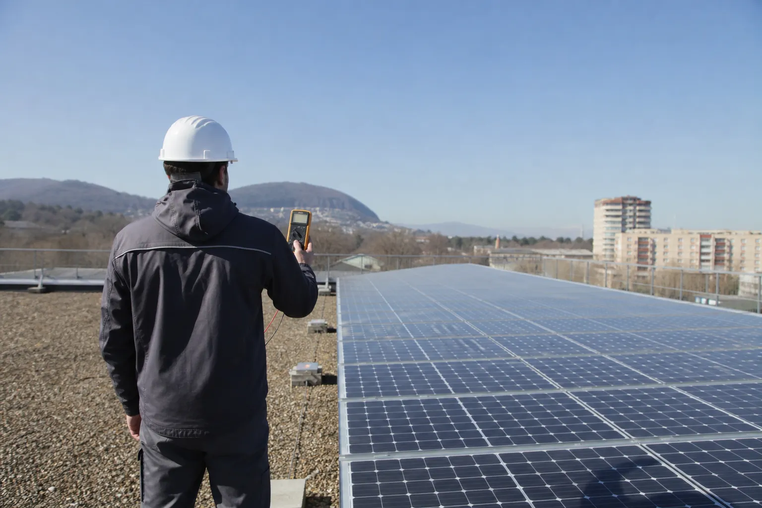 Contrôle d’entretien sur des panneaux solaires en toiture