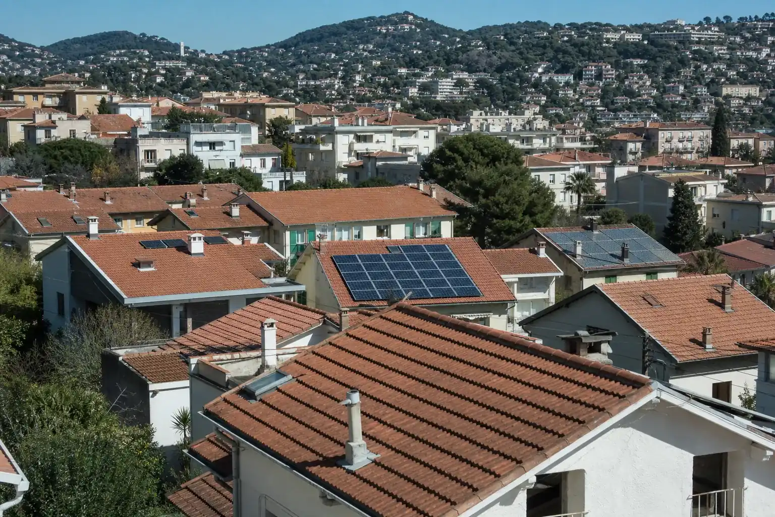 Toitures de la Côte d’Azur vues des hauteurs, notre zone de déplacement